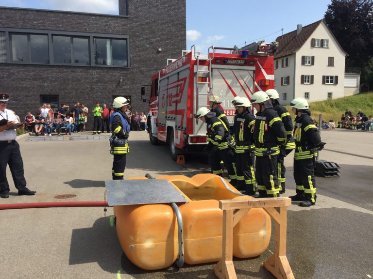 Feuerwehrleute Zeigen Höchstleistung – Leistungsabzeichen Bestanden ...