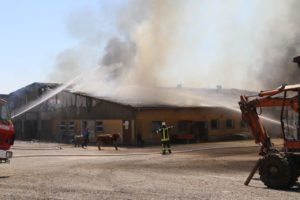 Brand eines landwirtschaftlichen Gebäudes in Worndorf erfordert Großaufgebot von Einsatzkräften